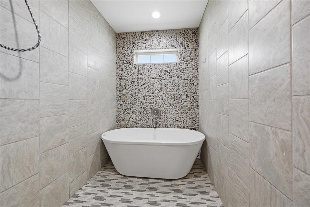 For Sale: $359,000 (5 beds, 3 baths, 1910 Square Feet)