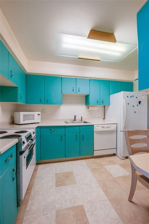 For Sale: $174,900 (1 beds, 1 baths, 665 Square Feet)