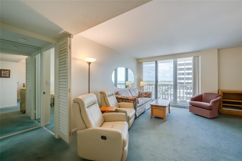 For Sale: $174,900 (1 beds, 1 baths, 665 Square Feet)