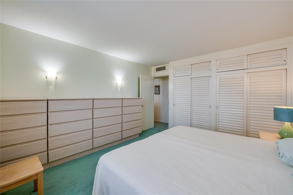 For Sale: $174,900 (1 beds, 1 baths, 665 Square Feet)