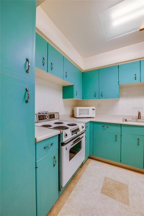 For Sale: $174,900 (1 beds, 1 baths, 665 Square Feet)