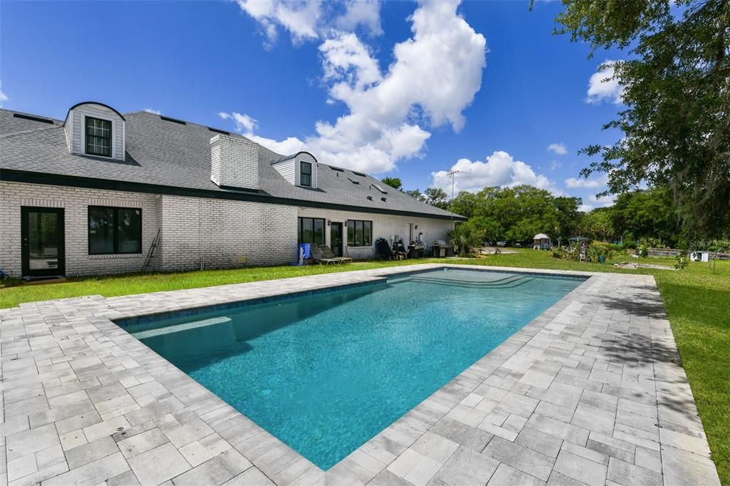 待售: $3,250,000 (19.65 acres)