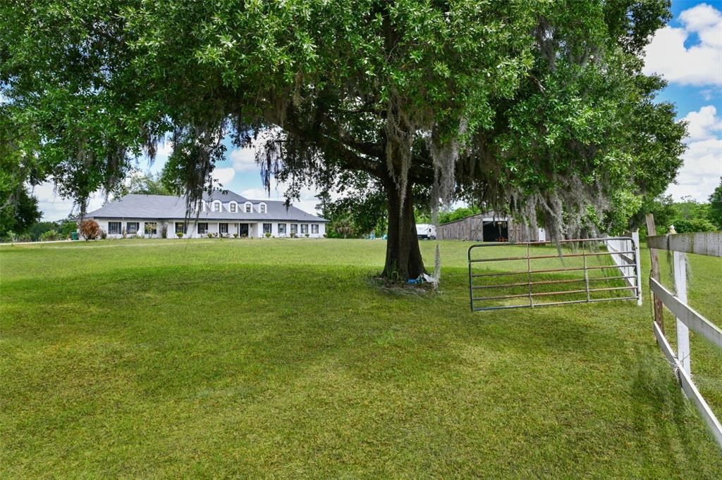 待售: $3,250,000 (19.65 acres)