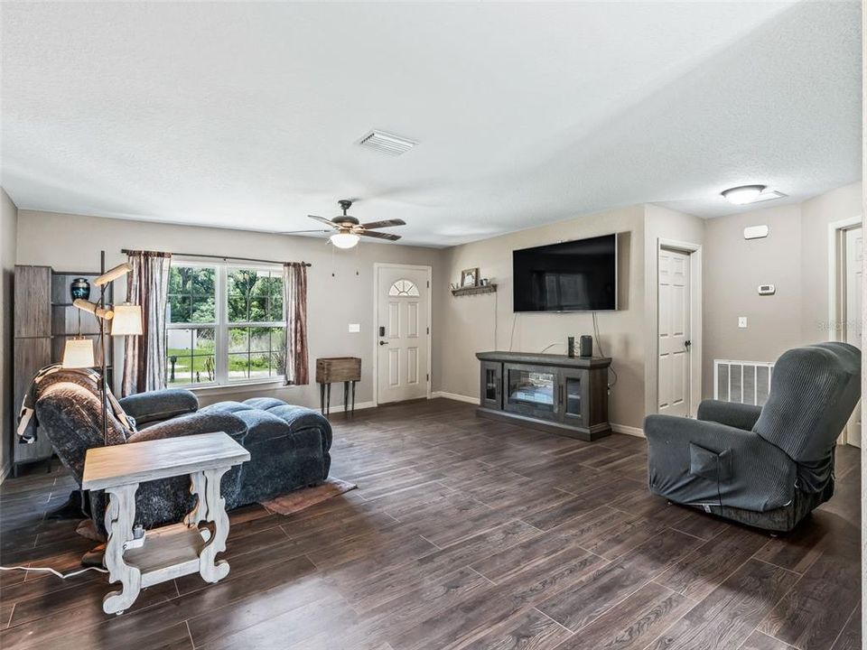 For Sale: $250,000 (3 beds, 2 baths, 1332 Square Feet)
