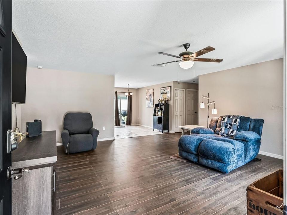For Sale: $250,000 (3 beds, 2 baths, 1332 Square Feet)