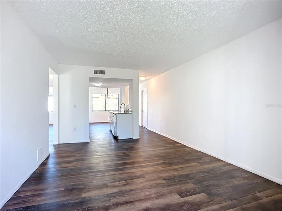 For Sale: $159,000 (2 beds, 1 baths, 960 Square Feet)