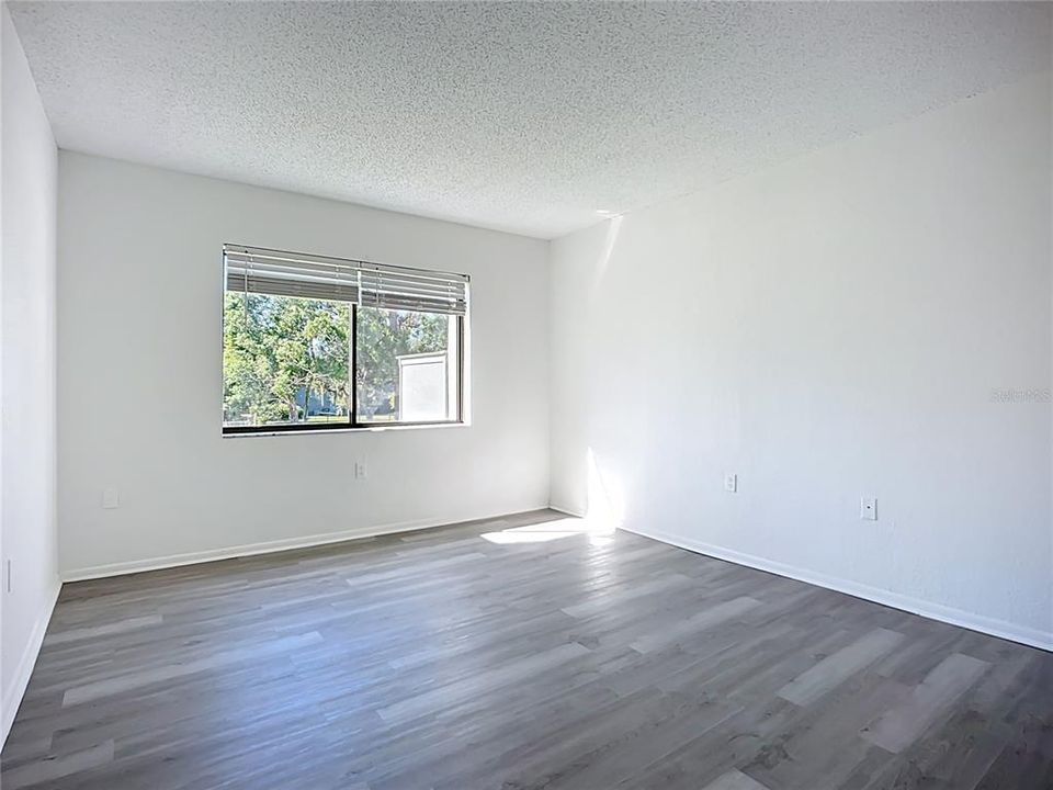 For Sale: $159,000 (2 beds, 1 baths, 960 Square Feet)