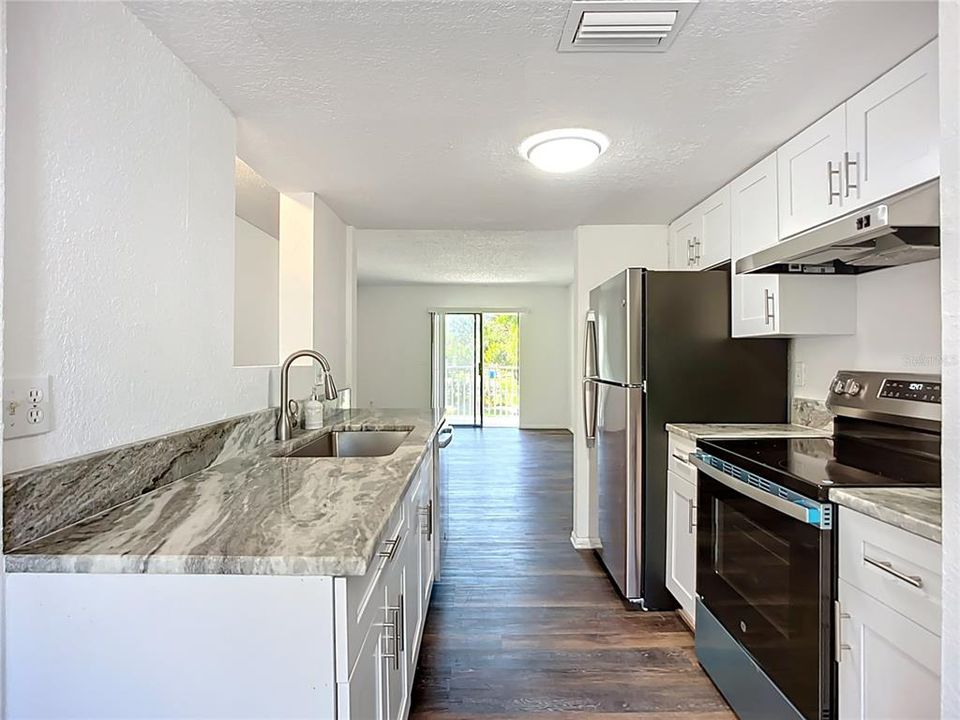 For Sale: $159,000 (2 beds, 1 baths, 960 Square Feet)