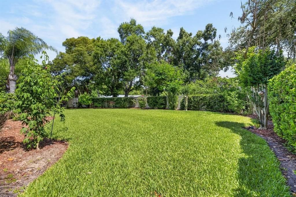 For Sale: $1,400,000 (6 beds, 4 baths, 4750 Square Feet)