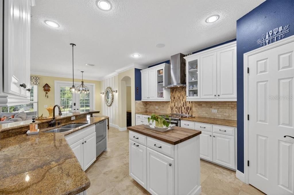 For Sale: $1,400,000 (6 beds, 4 baths, 4750 Square Feet)