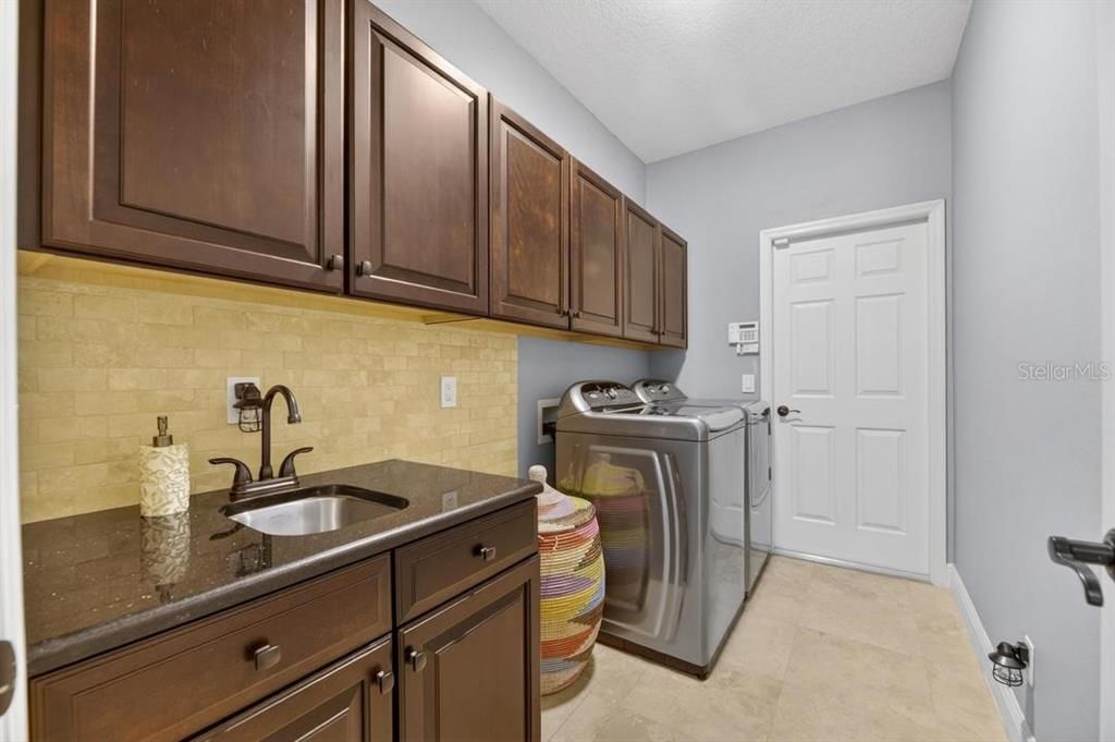 For Sale: $1,400,000 (6 beds, 4 baths, 4750 Square Feet)