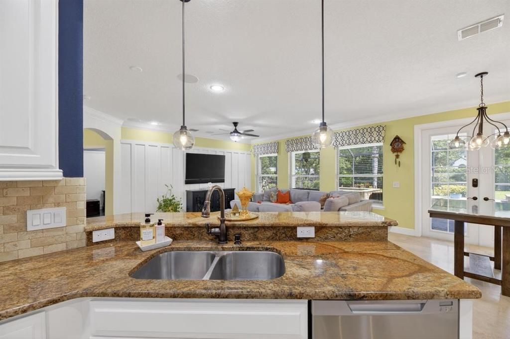 For Sale: $1,400,000 (6 beds, 4 baths, 4750 Square Feet)