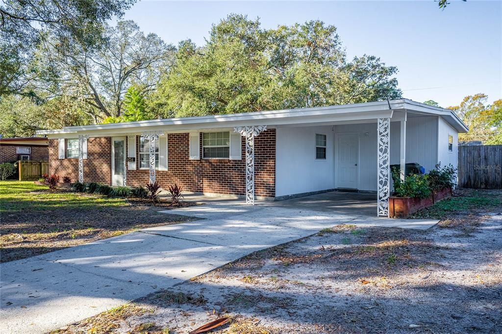Active With Contract: $1,895 (3 beds, 2 baths, 1249 Square Feet)