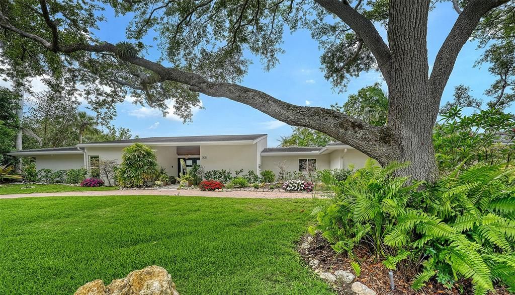 For Sale: $1,915,000 (4 beds, 3 baths, 2820 Square Feet)