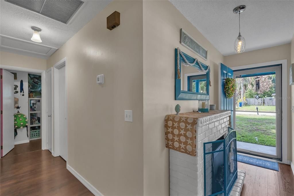 Active With Contract: $180,000 (3 beds, 1 baths, 1014 Square Feet)