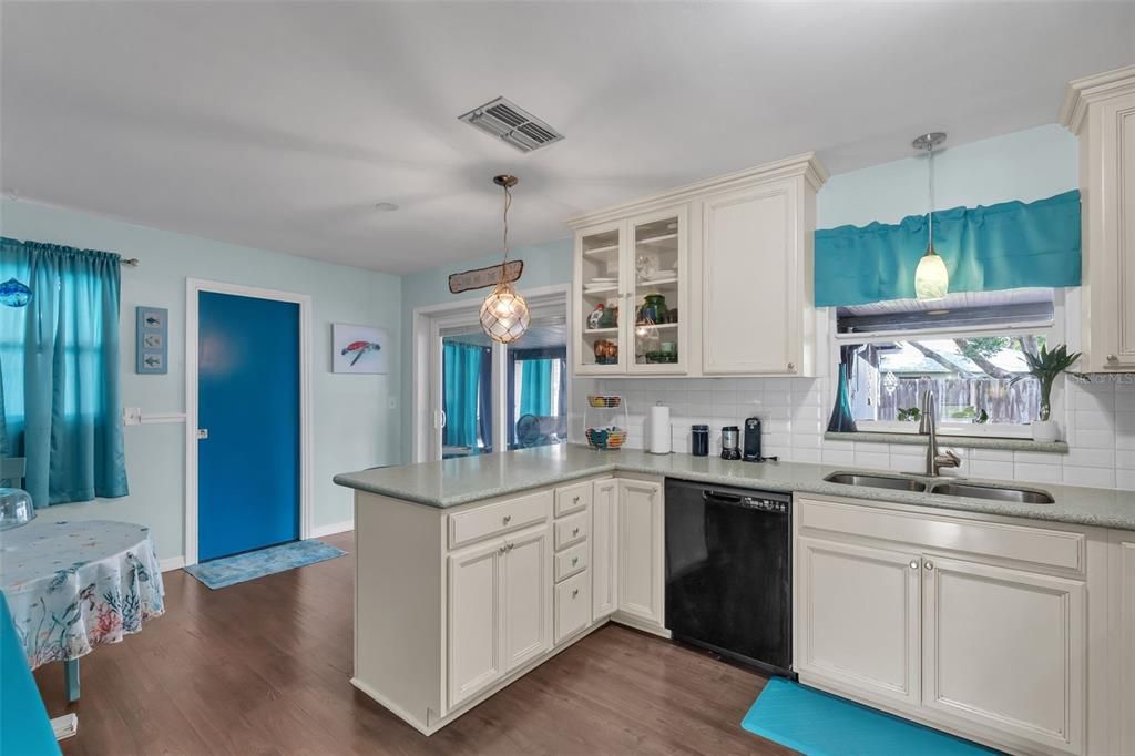 Active With Contract: $180,000 (3 beds, 1 baths, 1014 Square Feet)