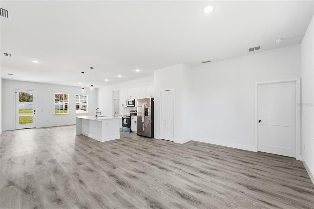 For Rent: $2,100 (4 beds, 3 baths, 1896 Square Feet)
