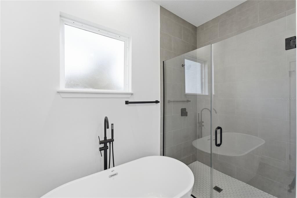 For Rent: $2,100 (4 beds, 3 baths, 1896 Square Feet)