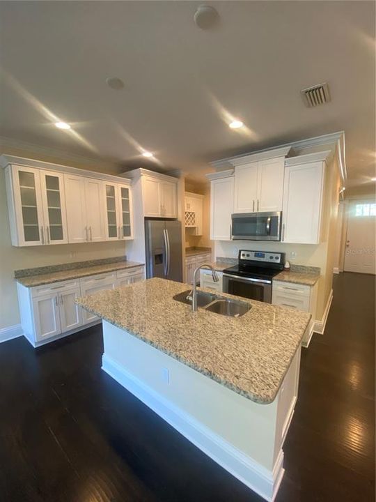 For Rent: $3,200 (3 beds, 2 baths, 1673 Square Feet)
