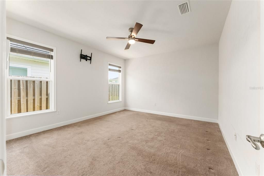 For Sale: $349,900 (4 beds, 2 baths, 1618 Square Feet)