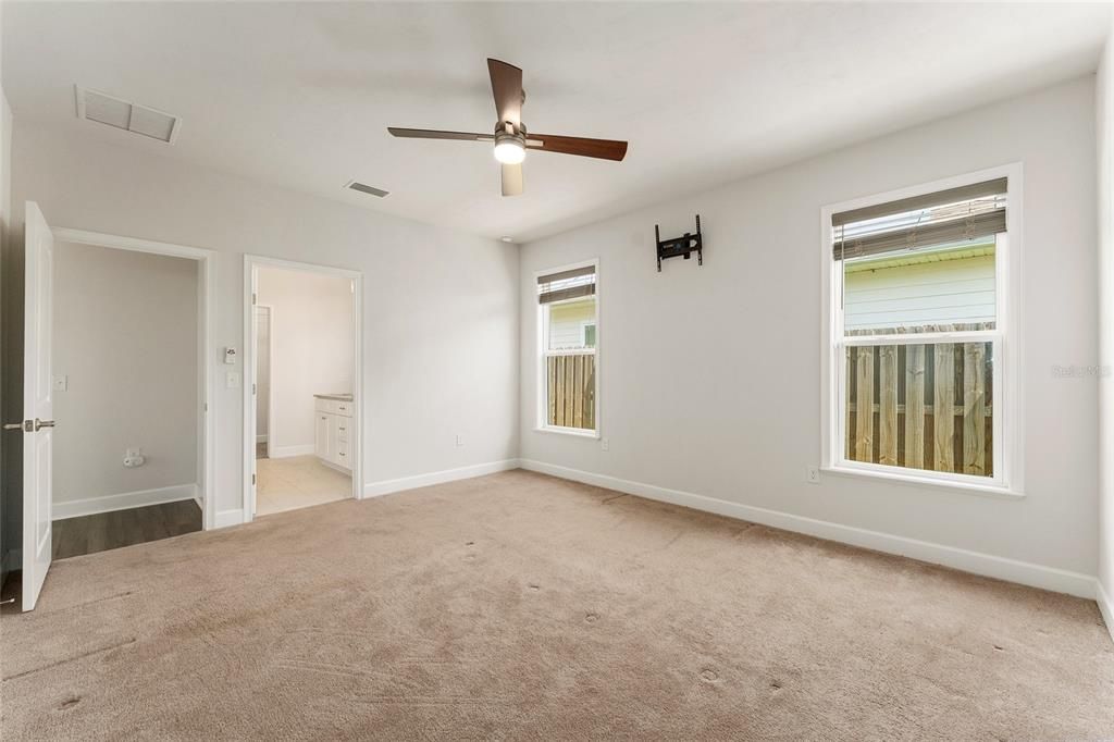 For Sale: $349,900 (4 beds, 2 baths, 1618 Square Feet)