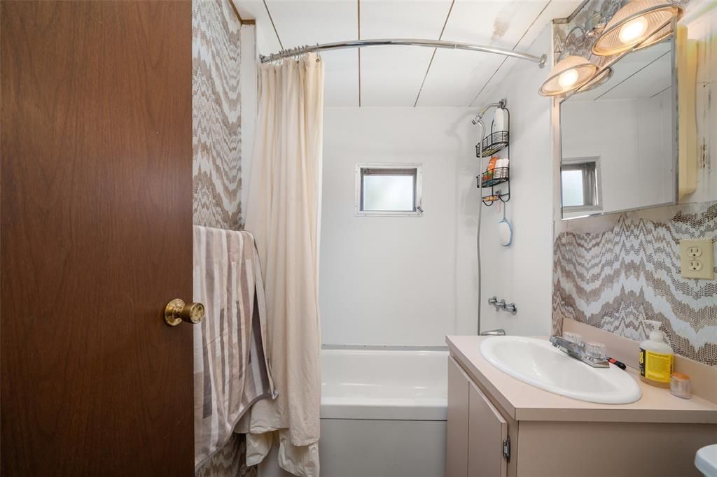 For Sale: $275,000 (2 beds, 2 baths, 672 Square Feet)