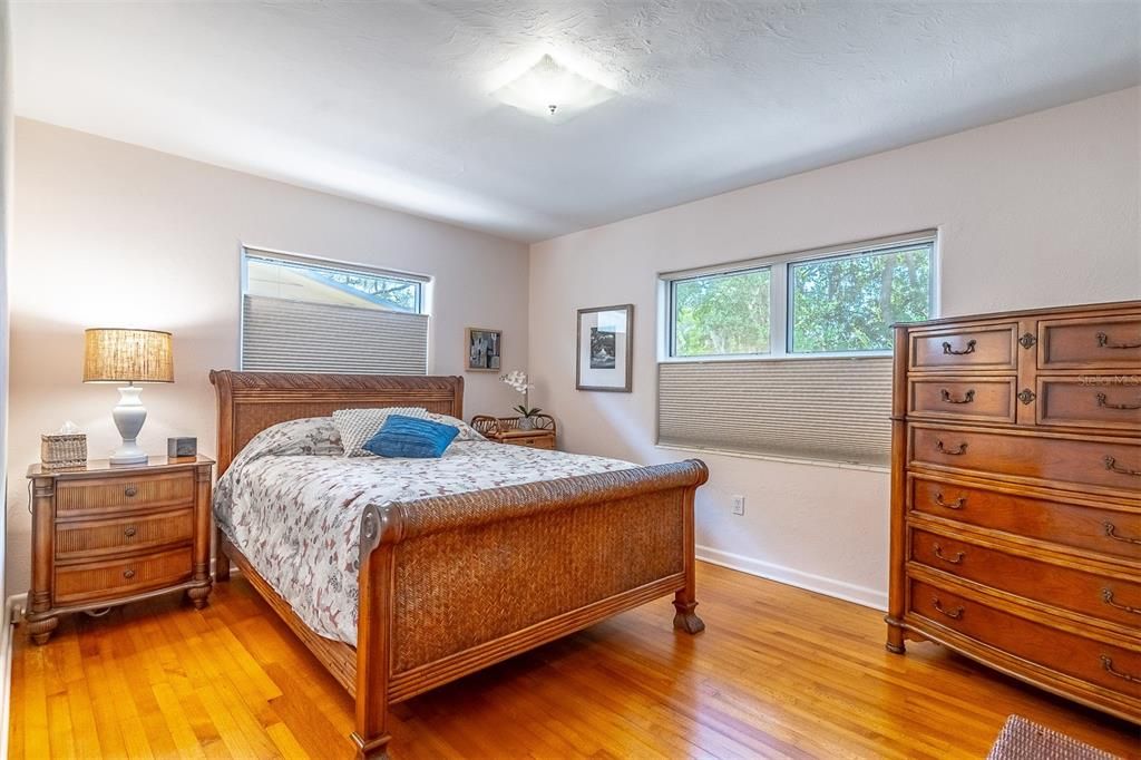 For Sale: $498,000 (2 beds, 1 baths, 1168 Square Feet)
