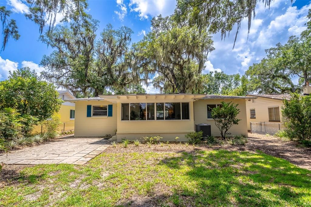 For Sale: $498,000 (2 beds, 1 baths, 1168 Square Feet)