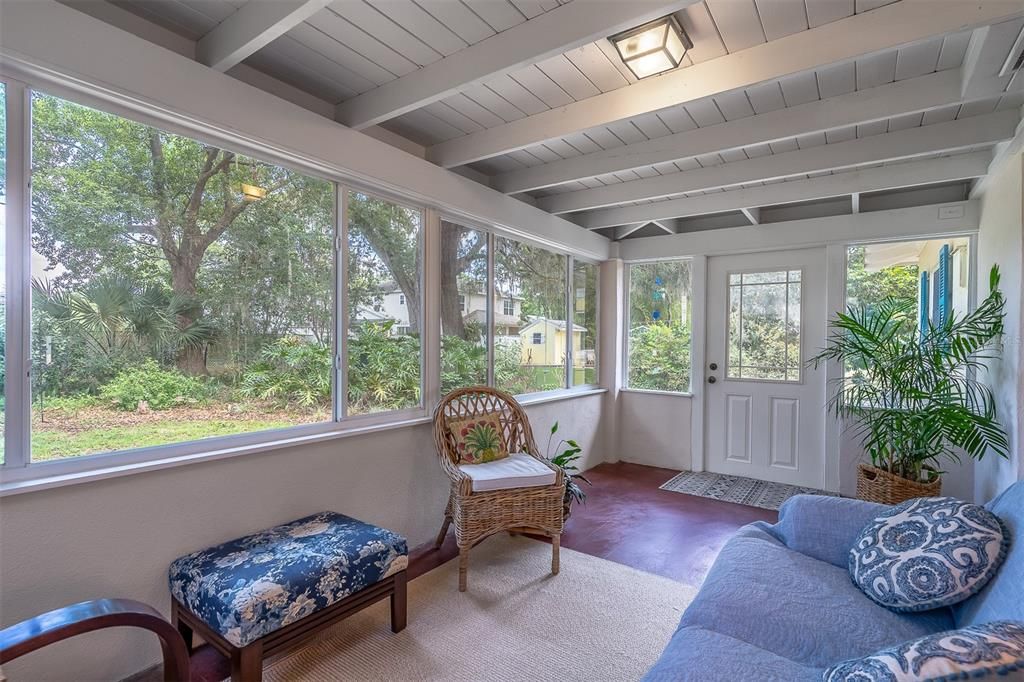 For Sale: $498,000 (2 beds, 1 baths, 1168 Square Feet)