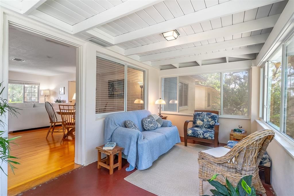For Sale: $498,000 (2 beds, 1 baths, 1168 Square Feet)