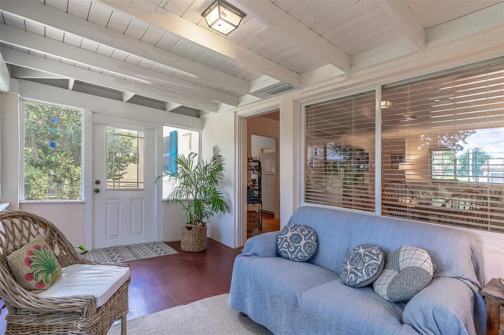 For Sale: $498,000 (2 beds, 1 baths, 1168 Square Feet)