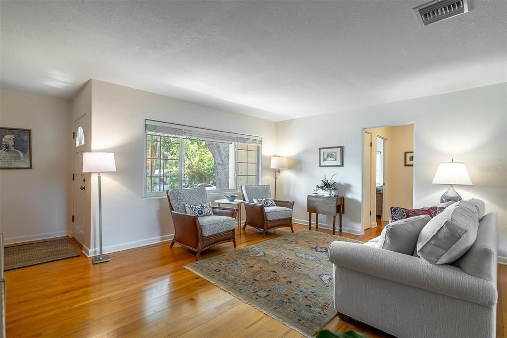 For Sale: $498,000 (2 beds, 1 baths, 1168 Square Feet)