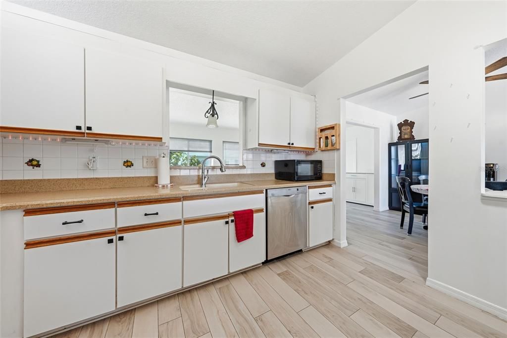 На продажу: $245,900 (3 спален, 2 ванн, 1704 Квадратных фут)