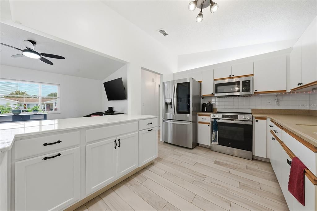 На продажу: $245,900 (3 спален, 2 ванн, 1704 Квадратных фут)