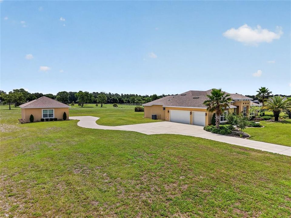 Active With Contract: $885,000 (4 beds, 3 baths, 2412 Square Feet)
