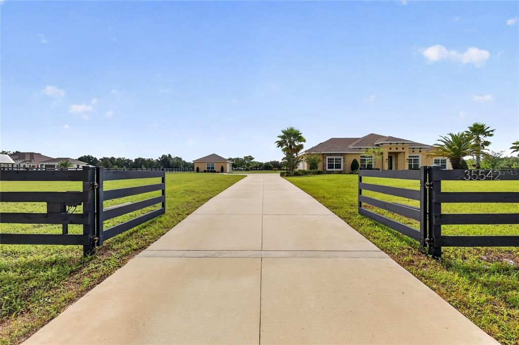 Active With Contract: $885,000 (4 beds, 3 baths, 2412 Square Feet)