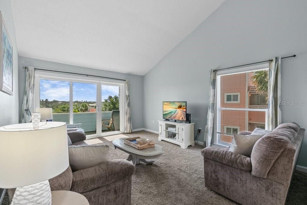 For Sale: $399,000 (2 beds, 2 baths, 1004 Square Feet)