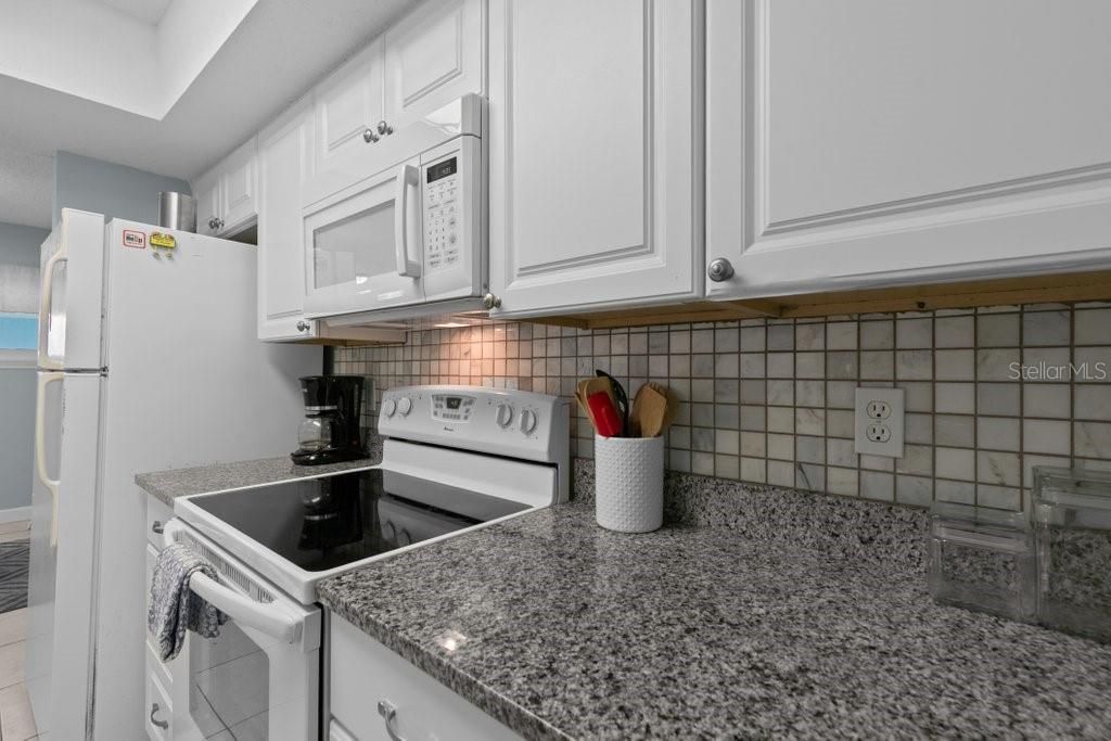 For Sale: $399,000 (2 beds, 2 baths, 1004 Square Feet)