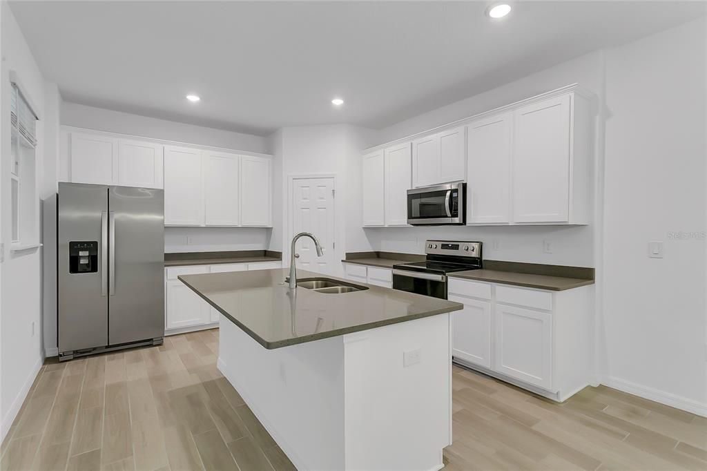 В аренду: $2,445 (3 спален, 2 ванн, 2303 Квадратных фут)