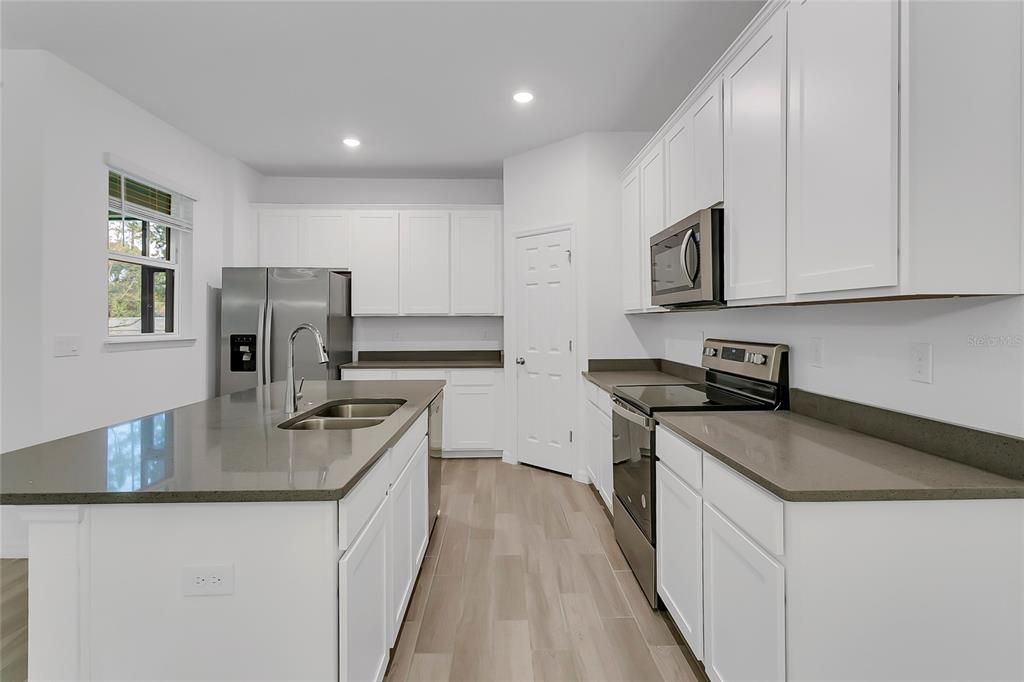 В аренду: $2,445 (3 спален, 2 ванн, 2303 Квадратных фут)