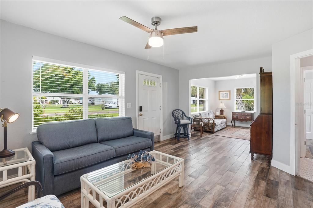 For Sale: $185,000 (2 beds, 1 baths, 876 Square Feet)
