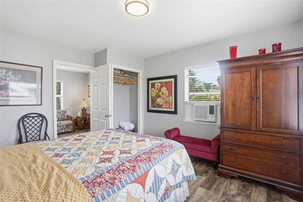 For Sale: $185,000 (2 beds, 1 baths, 876 Square Feet)