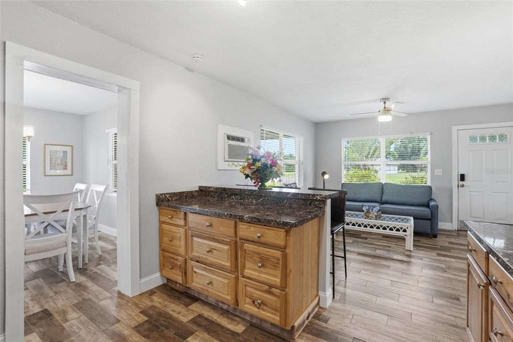 For Sale: $185,000 (2 beds, 1 baths, 876 Square Feet)