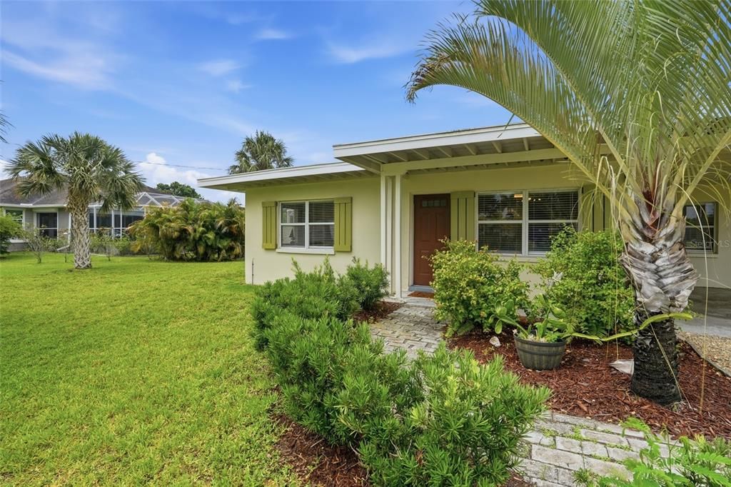 For Sale: $185,000 (2 beds, 1 baths, 876 Square Feet)