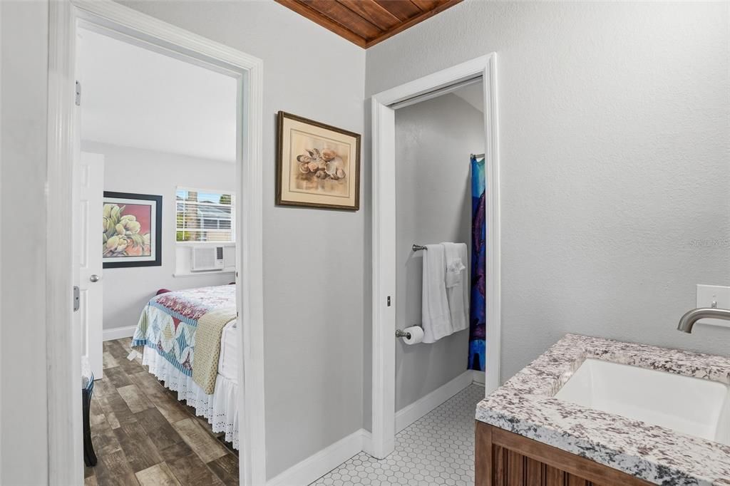 For Sale: $185,000 (2 beds, 1 baths, 876 Square Feet)