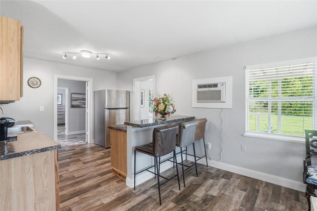 For Sale: $185,000 (2 beds, 1 baths, 876 Square Feet)