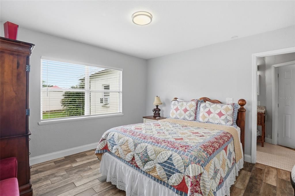 For Sale: $185,000 (2 beds, 1 baths, 876 Square Feet)