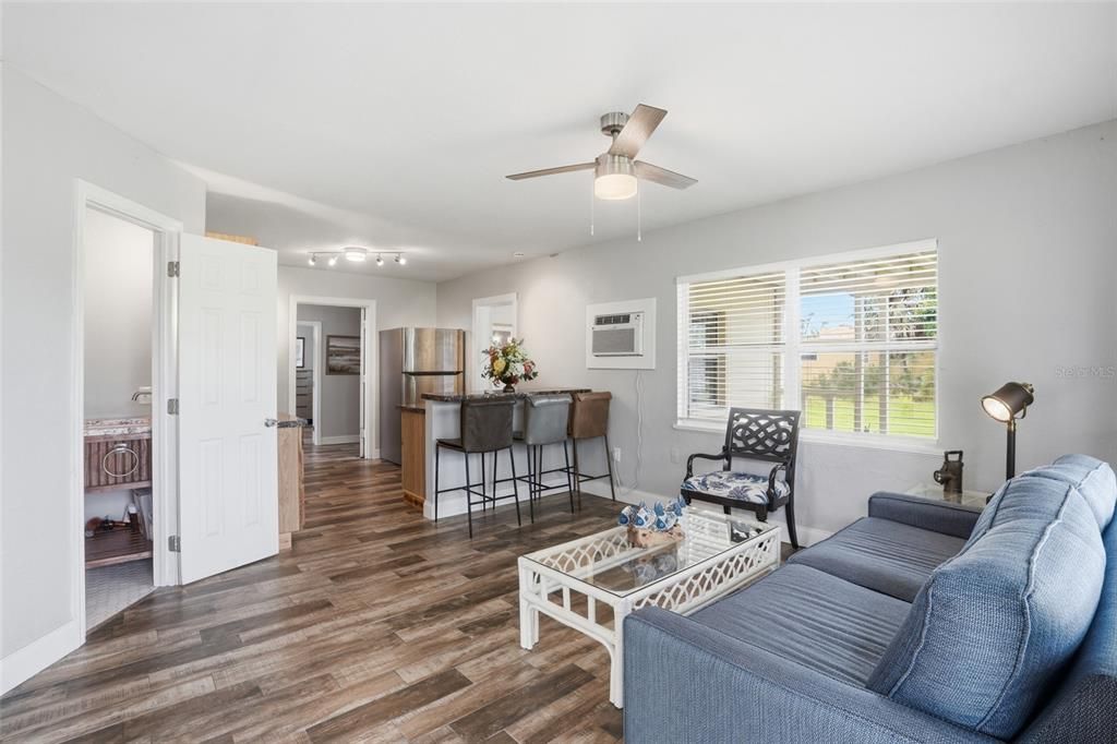 For Sale: $185,000 (2 beds, 1 baths, 876 Square Feet)