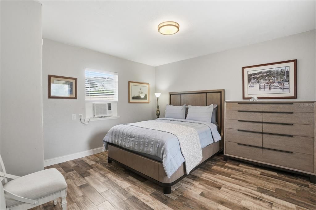 For Sale: $185,000 (2 beds, 1 baths, 876 Square Feet)