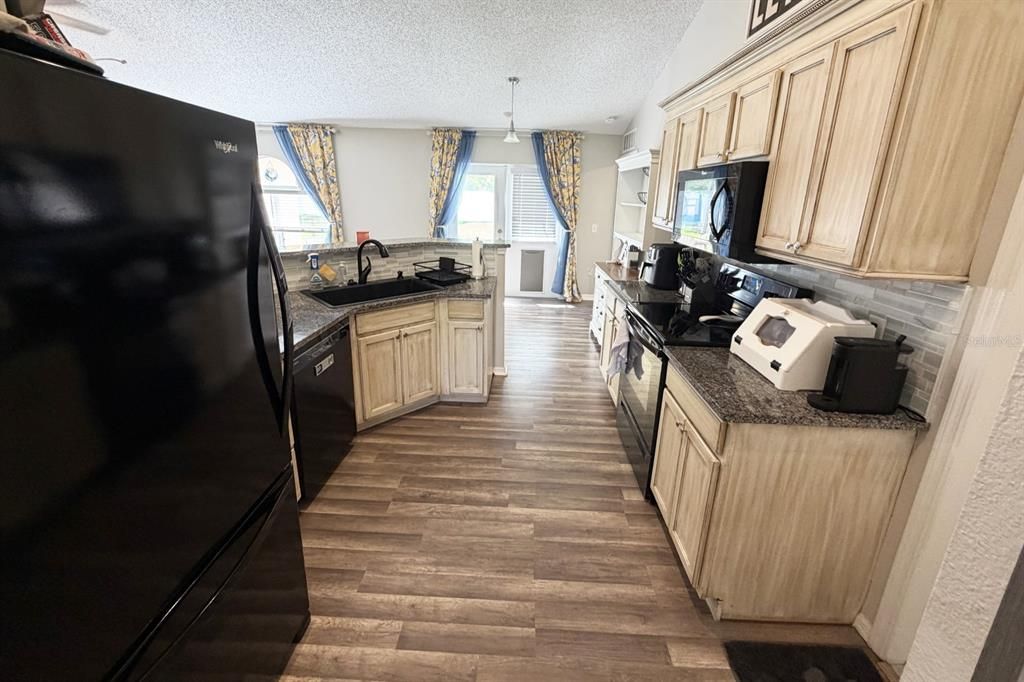 На продажу: $330,000 (4 спален, 2 ванн, 1775 Квадратных фут)